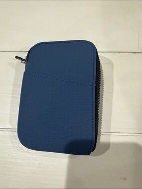 NWOT ALPAKA Zip Card Pouch